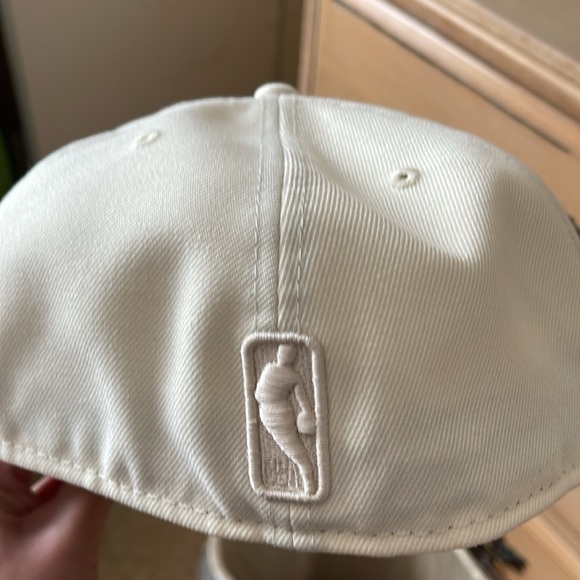 Barely worn new era, Chicago Bulls cream hat fitted - Picture 3 of 3